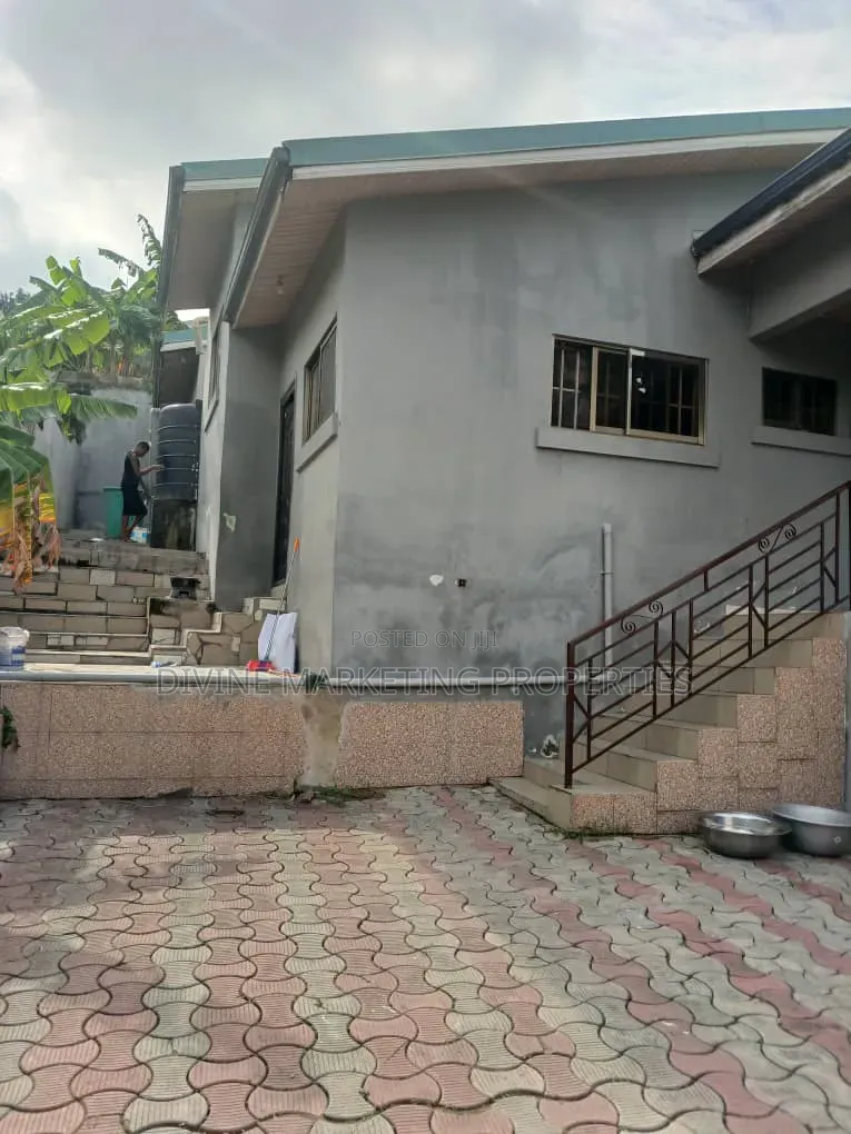 3bdrm House in Last Stop Area, Police Station for sale