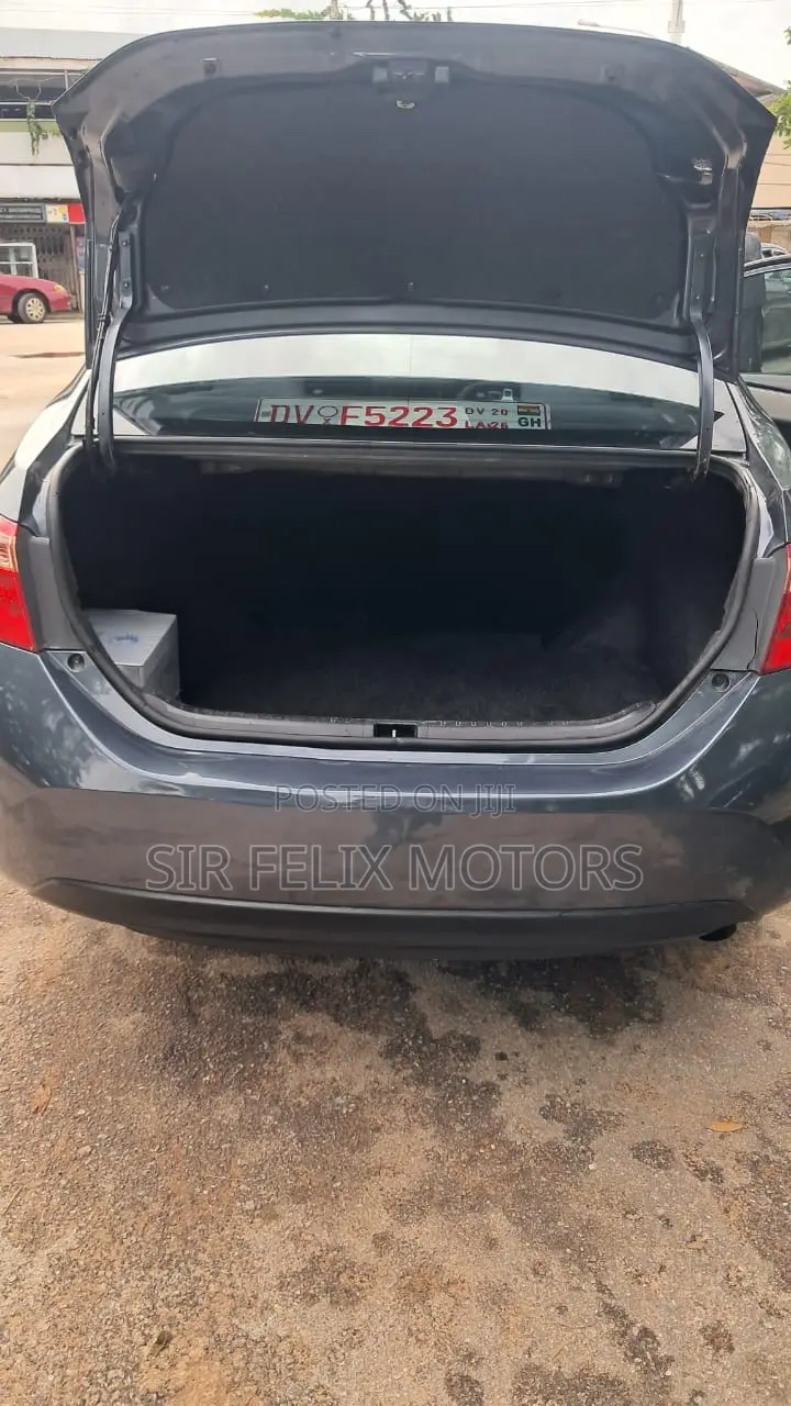 Toyota Corolla LE Eco (1.8L 4cyl 2A) 2018 Gray