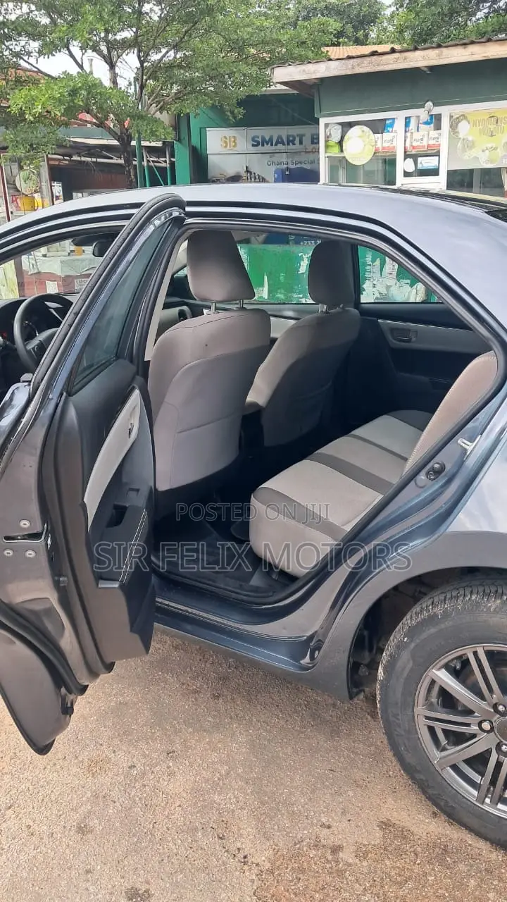 Toyota Corolla LE Eco (1.8L 4cyl 2A) 2018 Gray