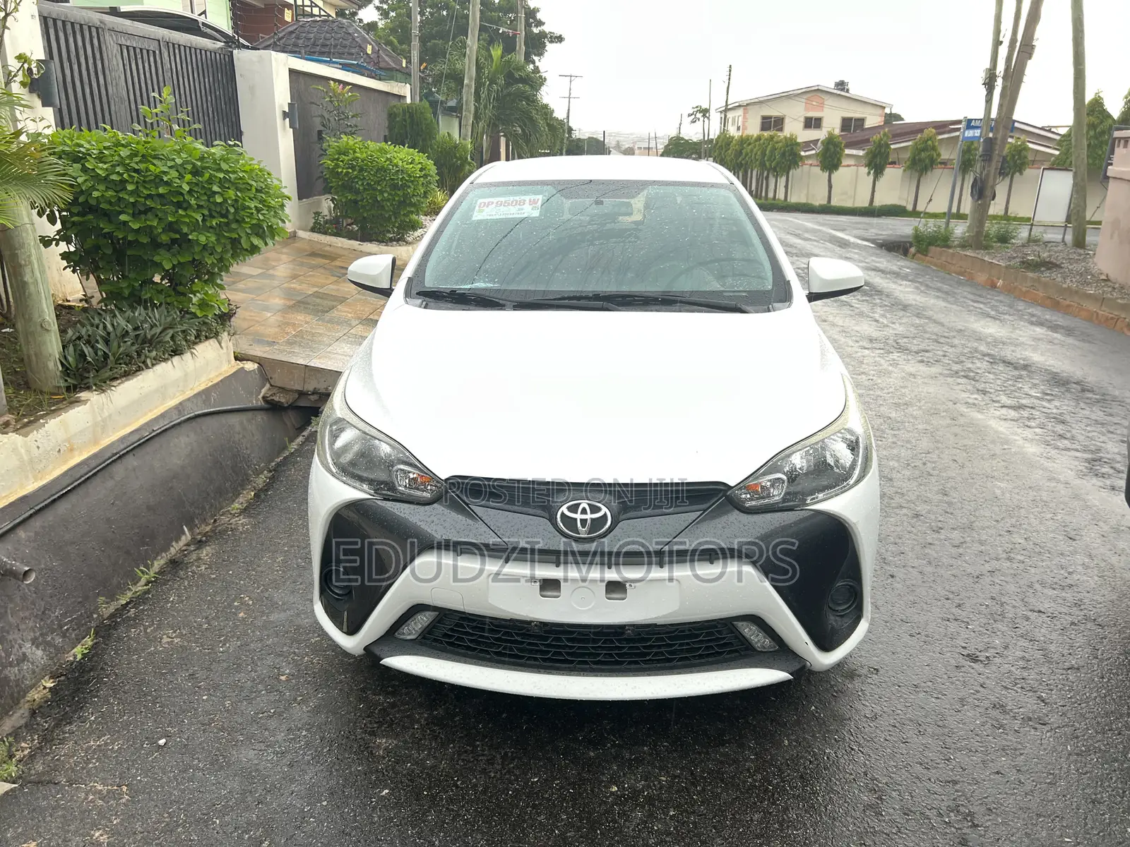 Toyota Yaris L Sedan 4dr 2019 White