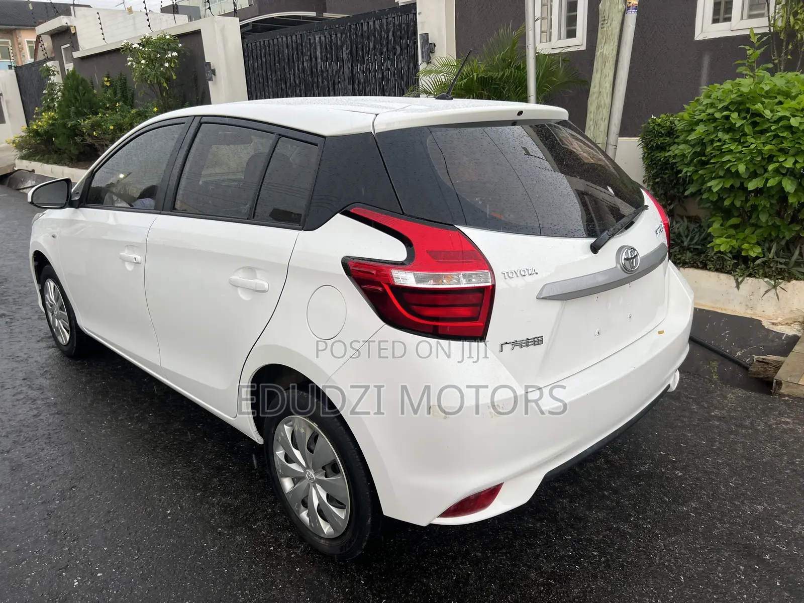 Toyota Yaris L Sedan 4dr 2019 White