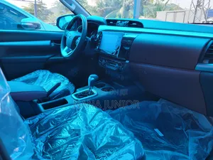 New Toyota Hilux 2025 Silver