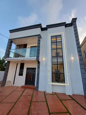 5bdrm Villa in Ga East Municipal for sale