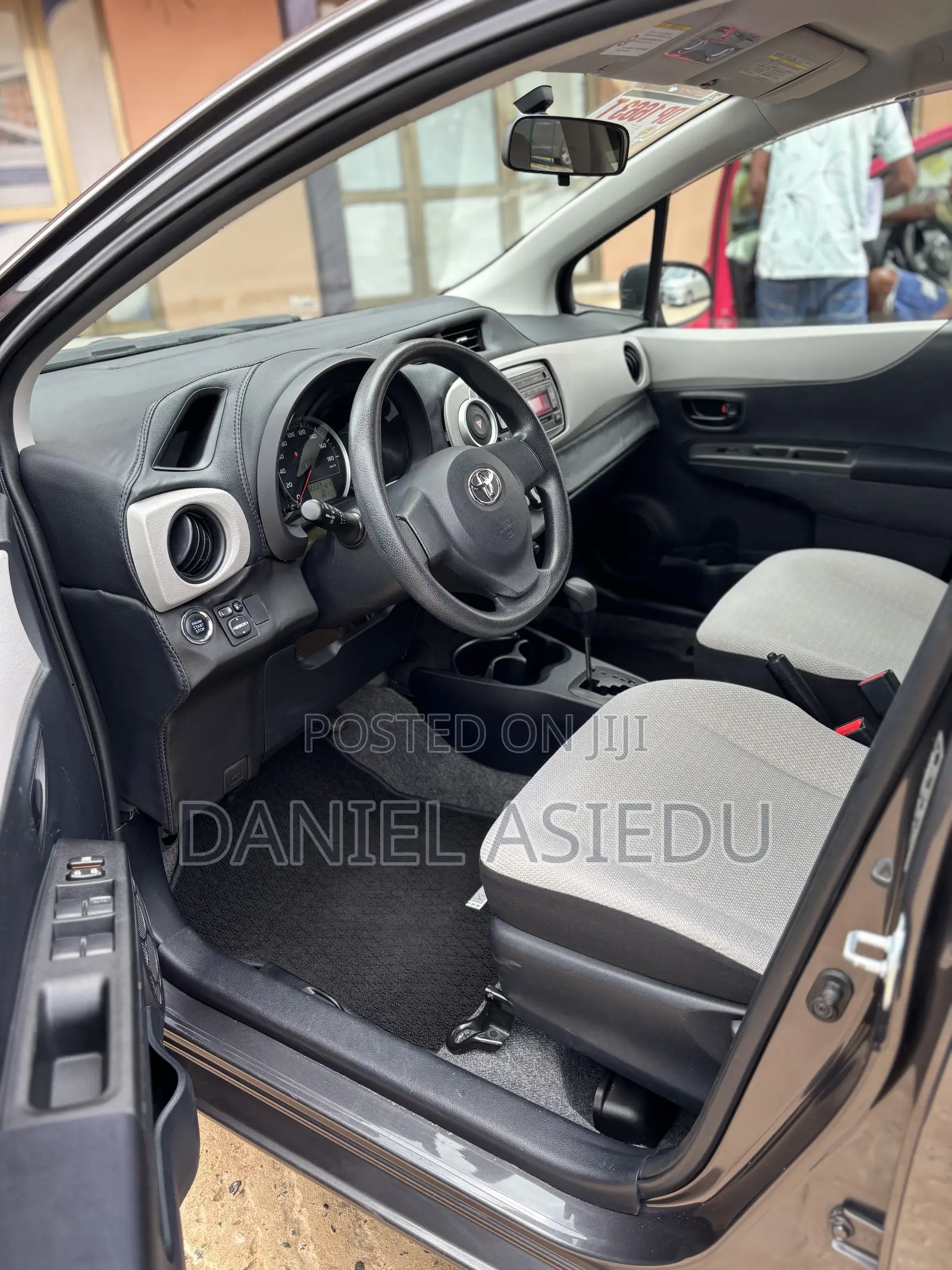 Toyota Vitz 1.3 FWD 5dr 2013 Gray