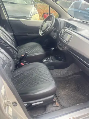 Toyota Vitz 2012 Silver