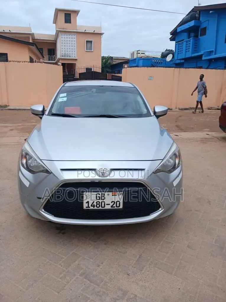 Toyota Yaris L Sedan 4dr 2019 Silver