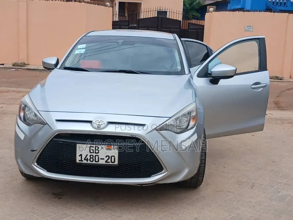 Toyota Yaris L Sedan 4dr 2019 Silver