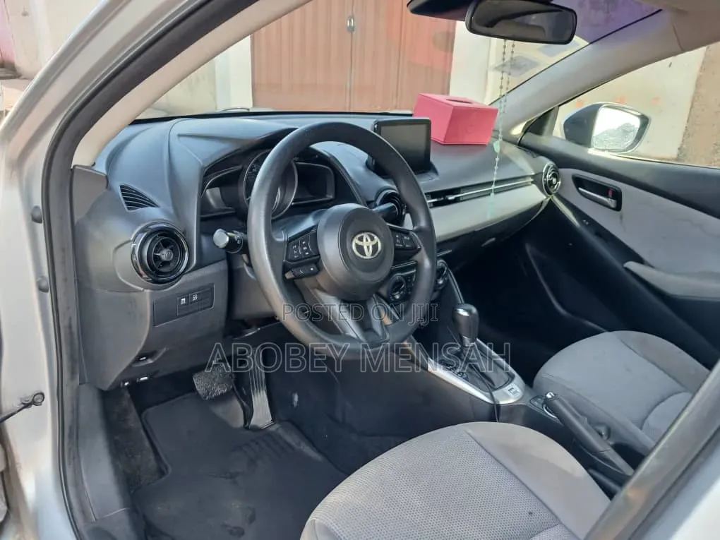Toyota Yaris L Sedan 4dr 2019 Silver