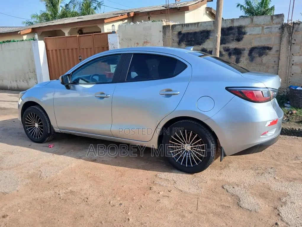 Toyota Yaris L Sedan 4dr 2019 Silver