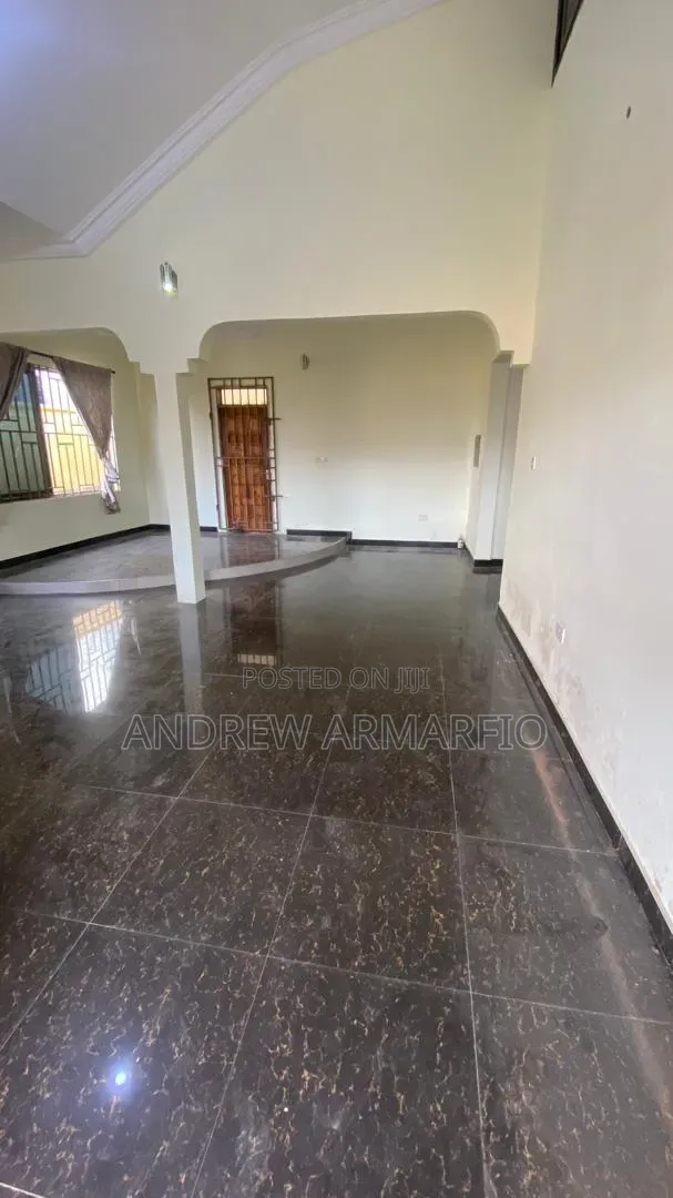 5bdrm House in Sakumono for sale