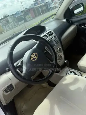 Toyota Yaris Base Sedan 4dr 2010 White