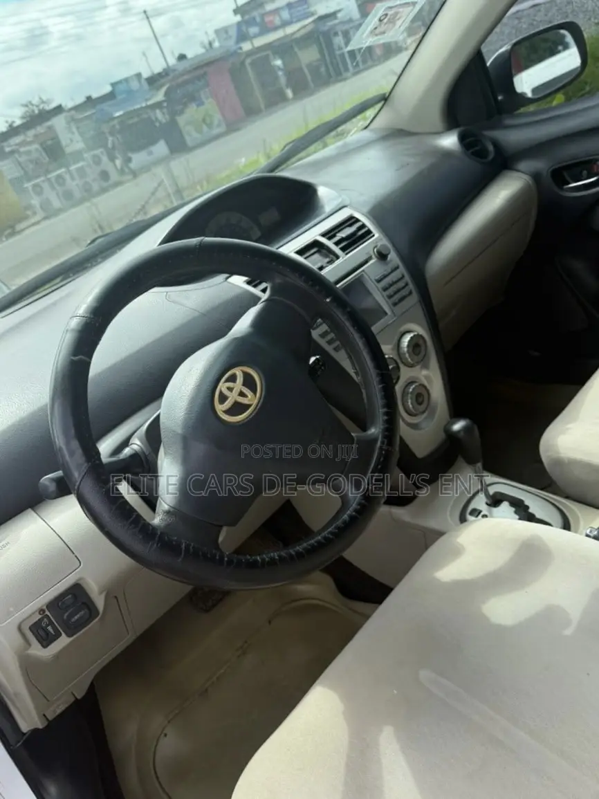 Toyota Yaris Base Sedan 4dr 2010 White