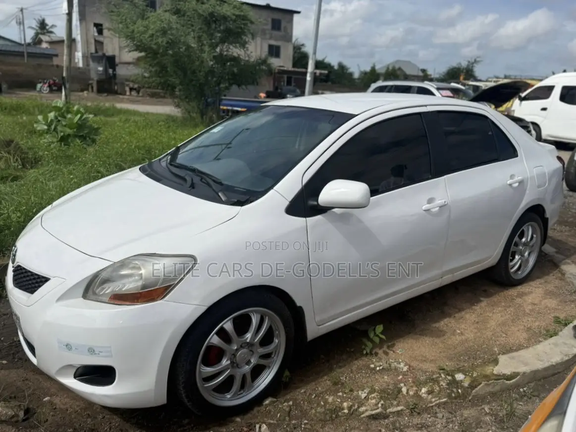 Toyota Yaris Base Sedan 4dr 2010 White