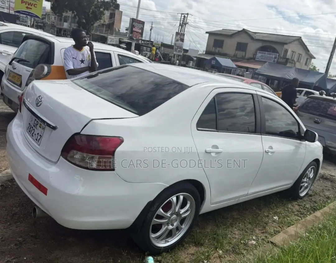 Toyota Yaris Base Sedan 4dr 2010 White