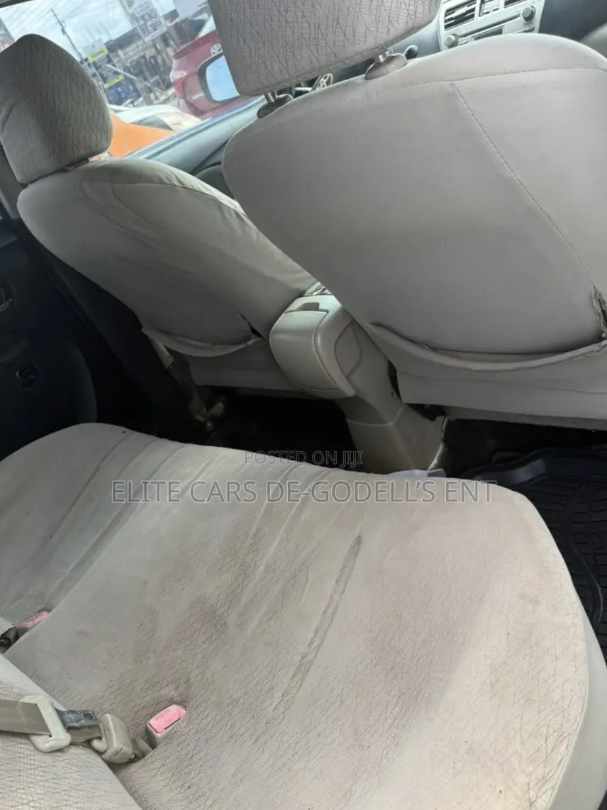 Toyota Yaris Base Sedan 4dr 2010 White