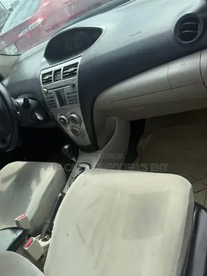 Toyota Yaris Base Sedan 4dr 2010 White