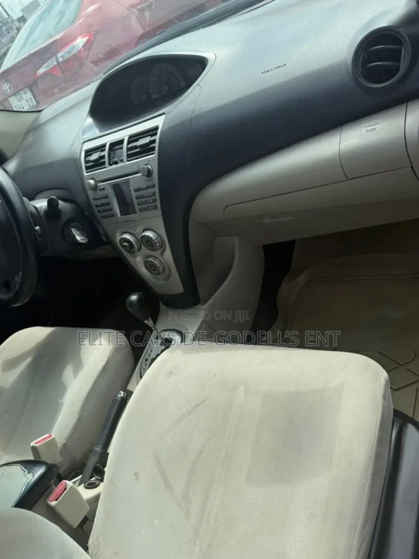 Toyota Yaris Base Sedan 4dr 2010 White