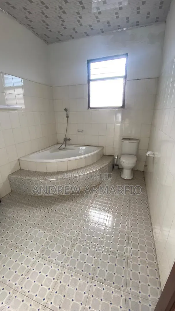 5bdrm House in Sakumono for sale