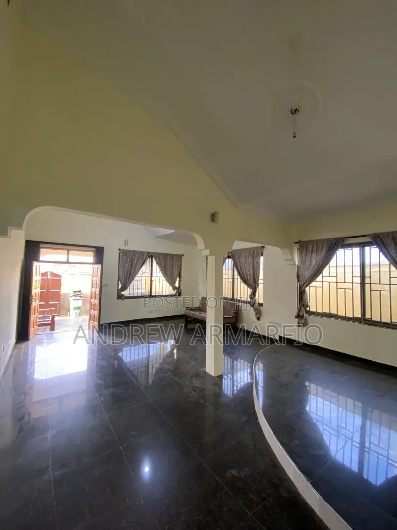 5bdrm House in Sakumono for sale