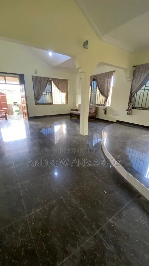 5bdrm House in Sakumono for sale