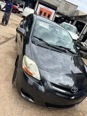 Toyota Yaris Base Sedan 4dr 2010 Black