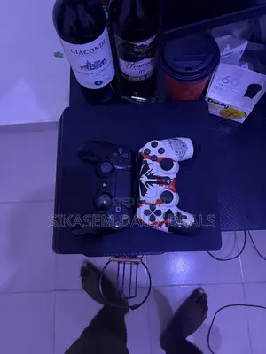 Play Station 4 Slim