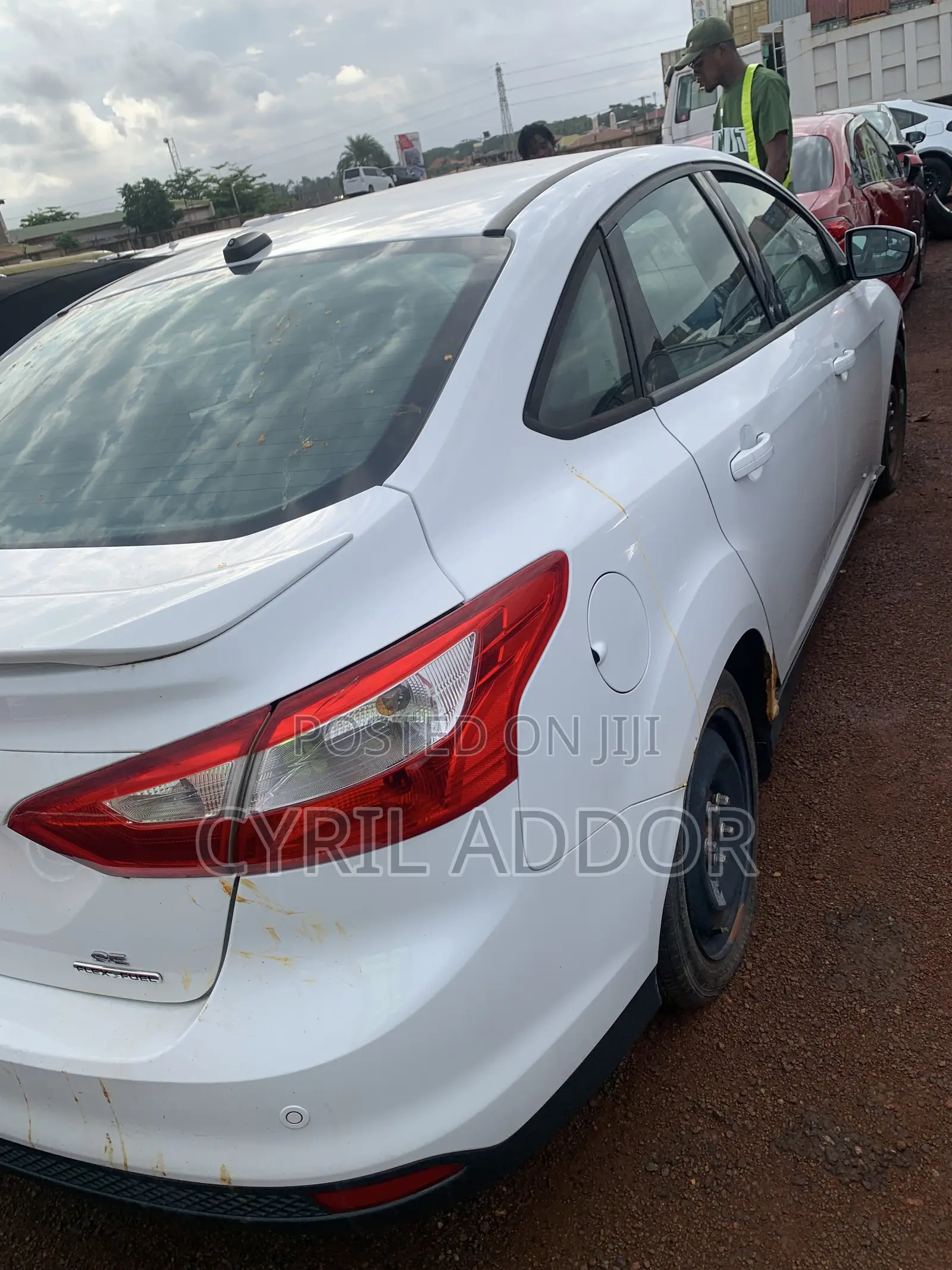 Ford Focus SE Sedan FWD (2.0L 4cyl 5M) 2013 White