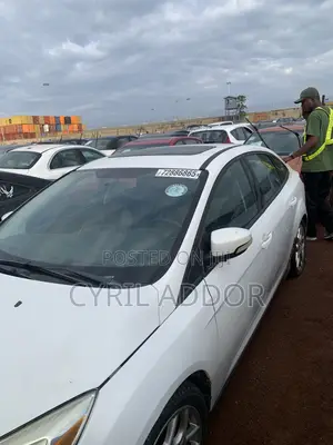 Ford Focus SE Sedan FWD (2.0L 4cyl 5M) 2013 White