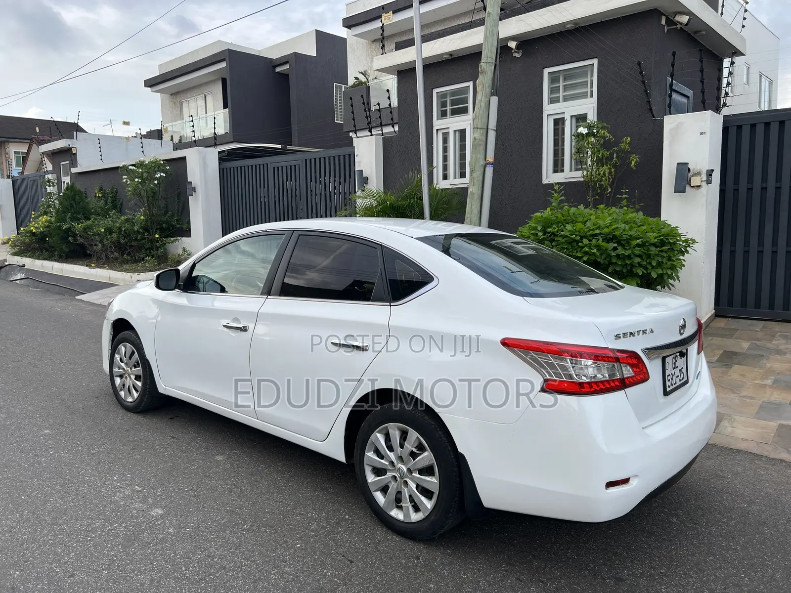 Nissan Sentra SR 4dr Sedan (1.8L 4cyl CVT) 2015 White