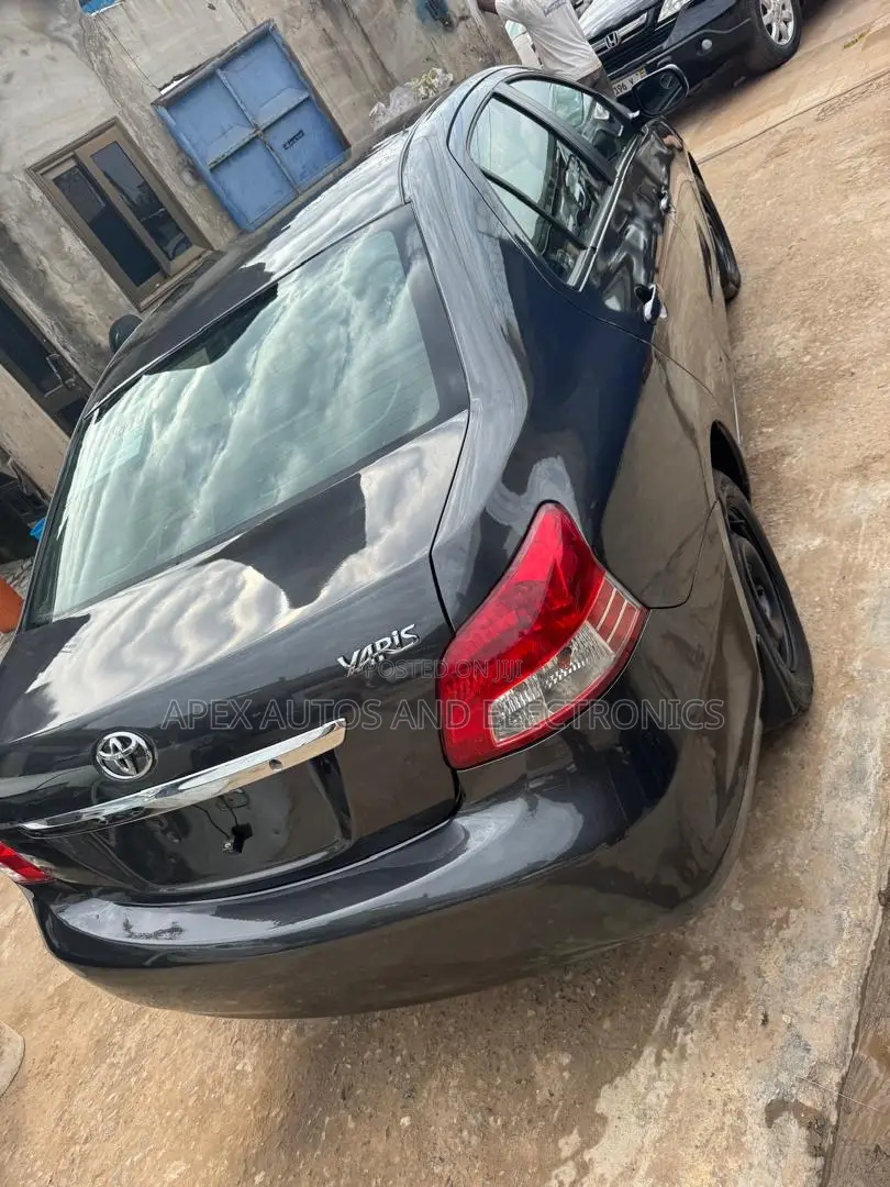 Toyota Yaris Base Sedan 4dr 2010 Black