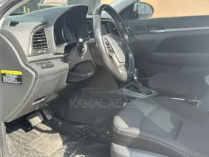 Hyundai Elantra SE Sedan FWD (2.0L 4cyl 6M) 2017 Silver