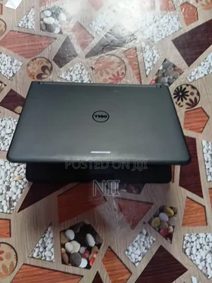 Laptop Dell Latitude 3350 4GB Intel Celeron HDD+SSD 500GB