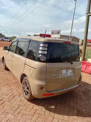 Toyota Sienta 1.5 AWD 2010 Brown