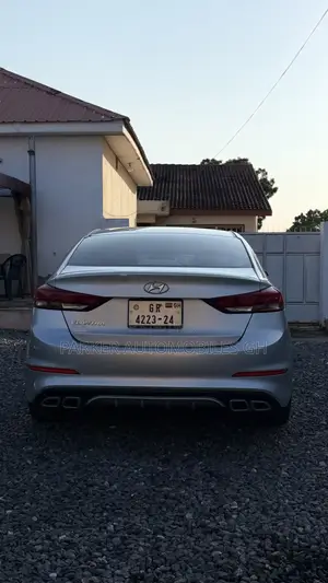 Hyundai Elantra 2018 Silver