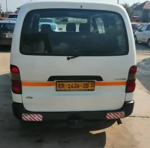 Toyota HiAce 2000 White
