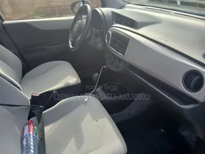 Toyota Vitz 2013 Silver