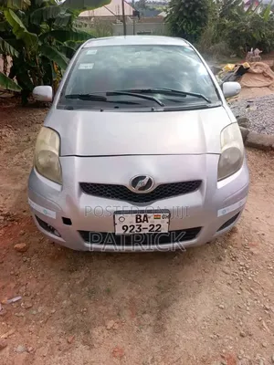 Toyota Vitz 2010 Silver
