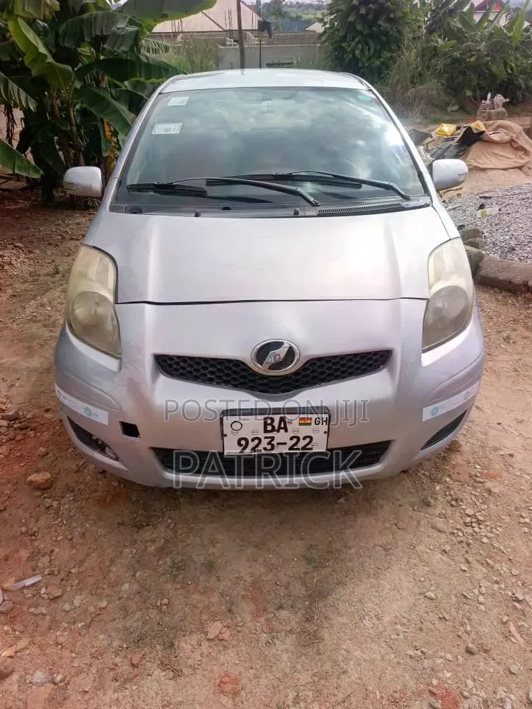 Toyota Vitz 2010 Silver