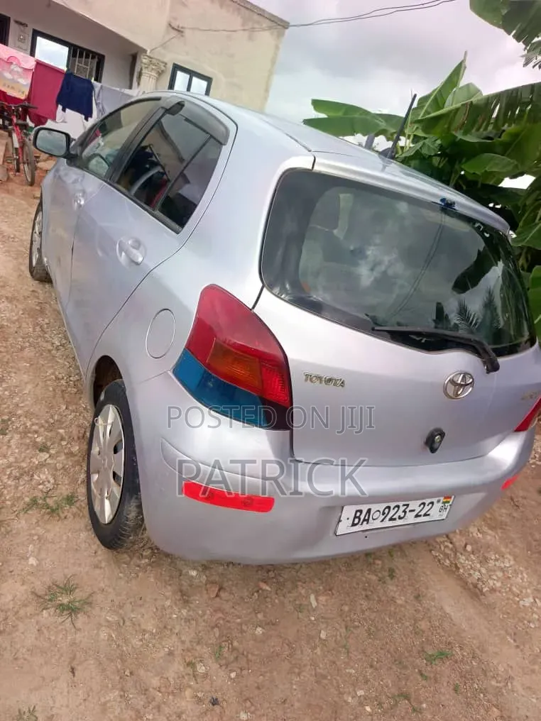 Toyota Vitz 2010 Silver