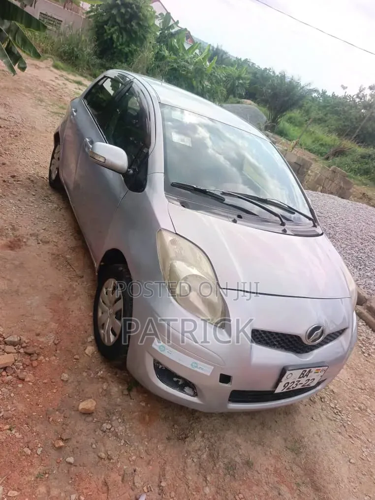 Toyota Vitz 2010 Silver