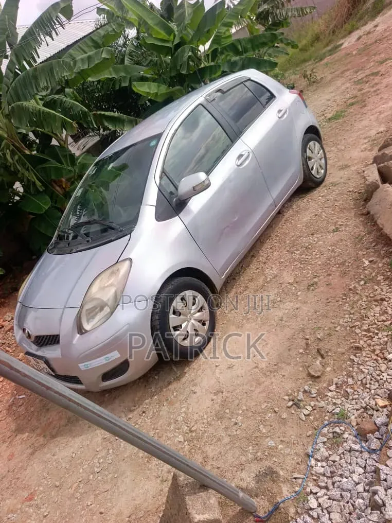 Toyota Vitz 2010 Silver