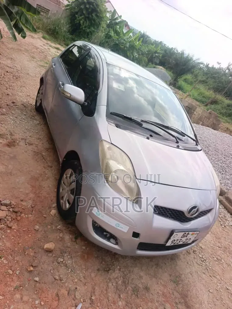 Toyota Vitz 2010 Silver