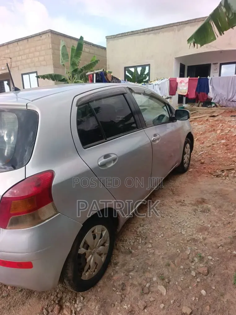 Toyota Vitz 2010 Silver