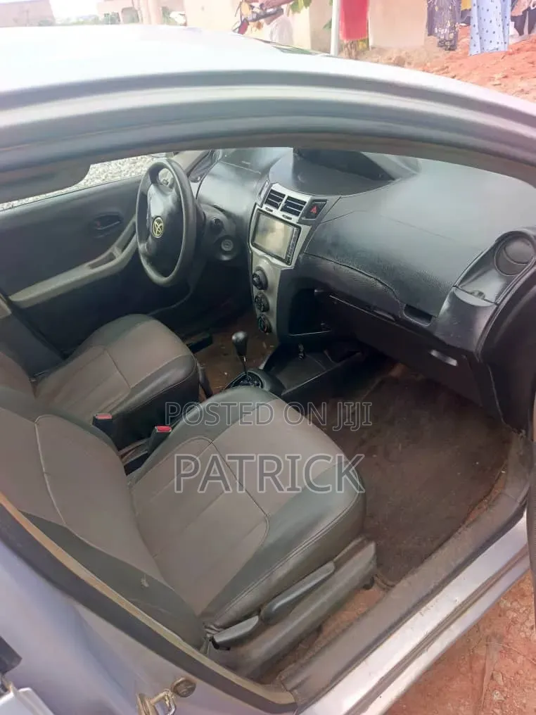 Toyota Vitz 2010 Silver