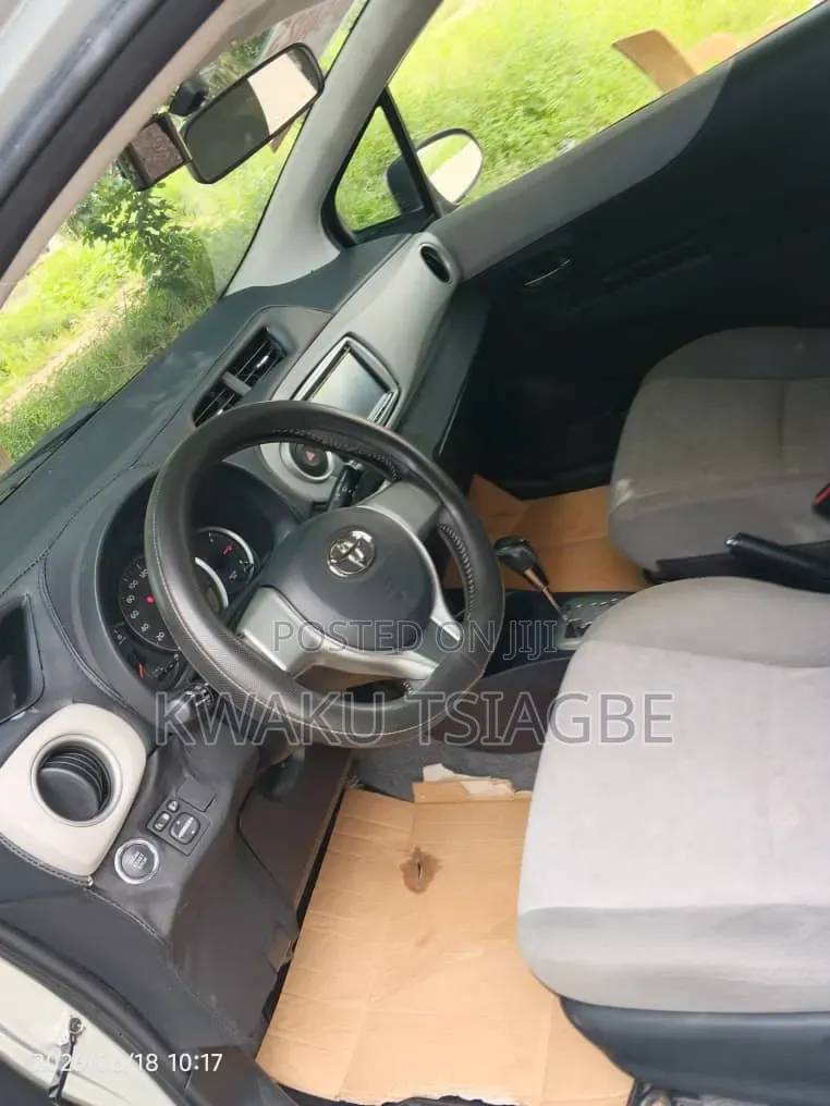 Toyota Vitz 2011 Teal