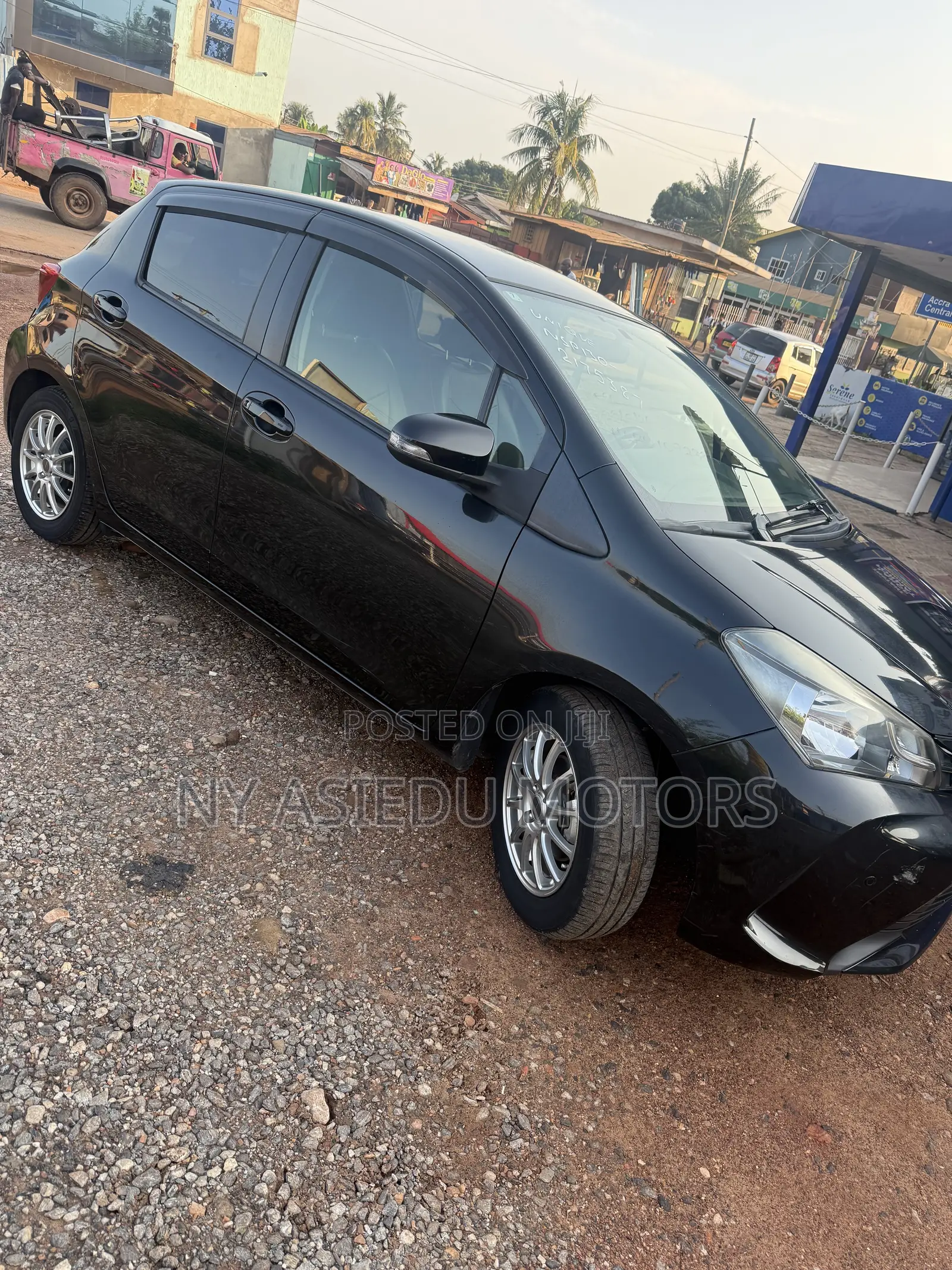 Toyota Vitz 1.3 FWD 5dr 2014 Black
