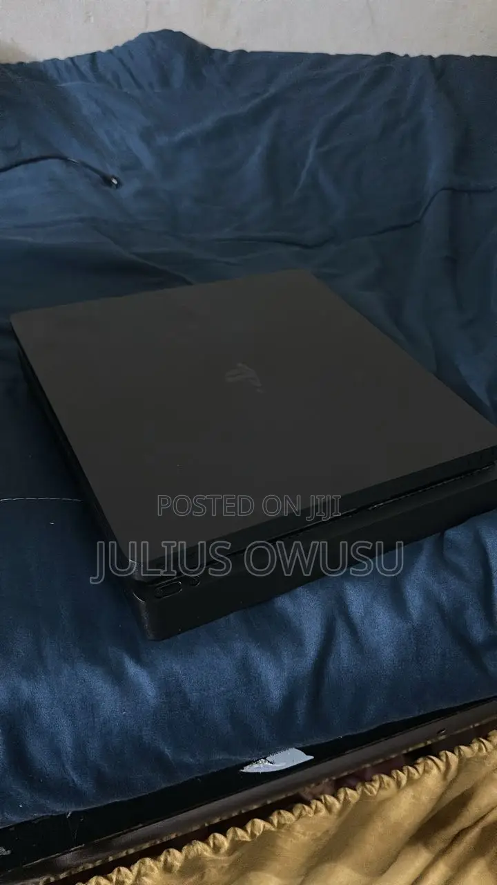 Play Station 4 Slim