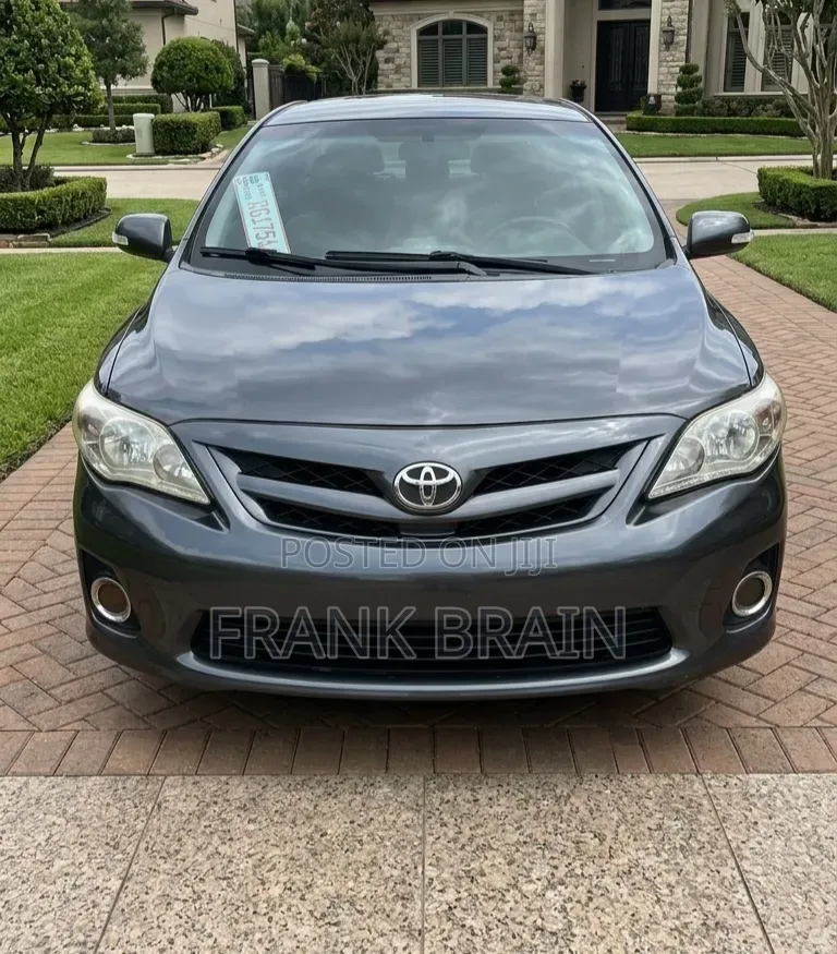 Toyota Corolla LE 4dr Sedan (1.8L 4cyl 4A) 2013 Gray