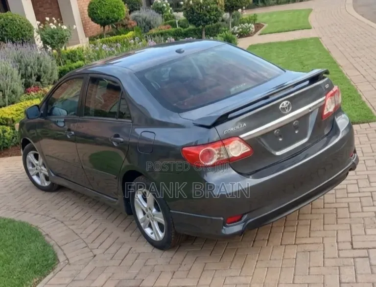 Toyota Corolla LE 4dr Sedan (1.8L 4cyl 4A) 2013 Gray