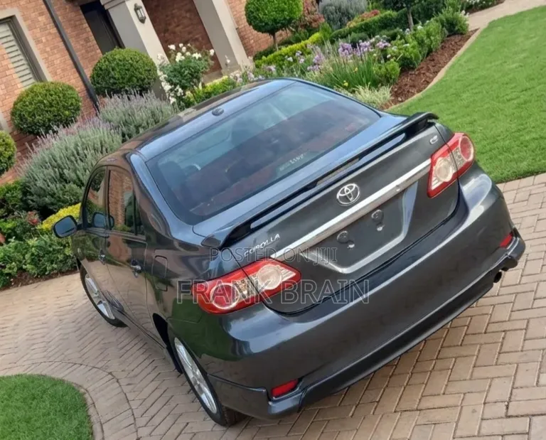 Toyota Corolla LE 4dr Sedan (1.8L 4cyl 4A) 2013 Gray